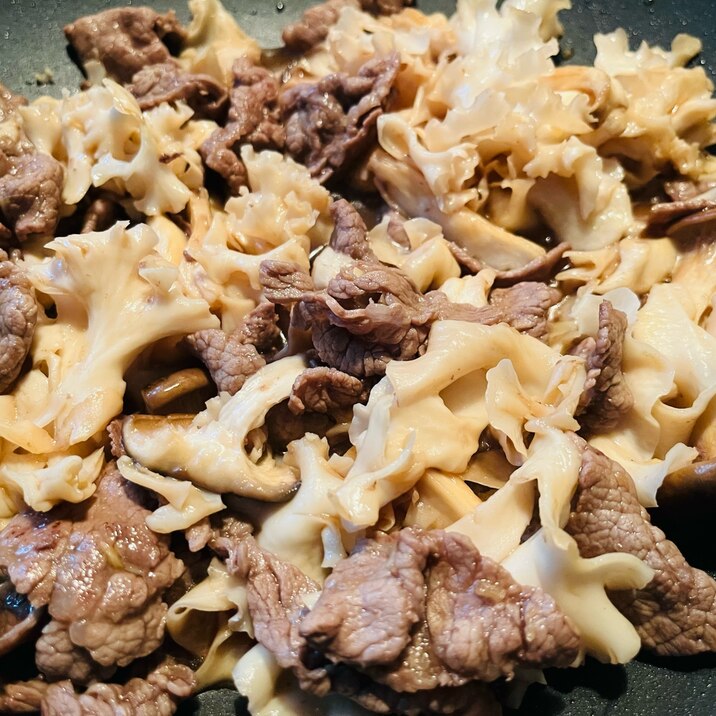 簡単メイン♩¨̮牛肉とキノコの炒め物